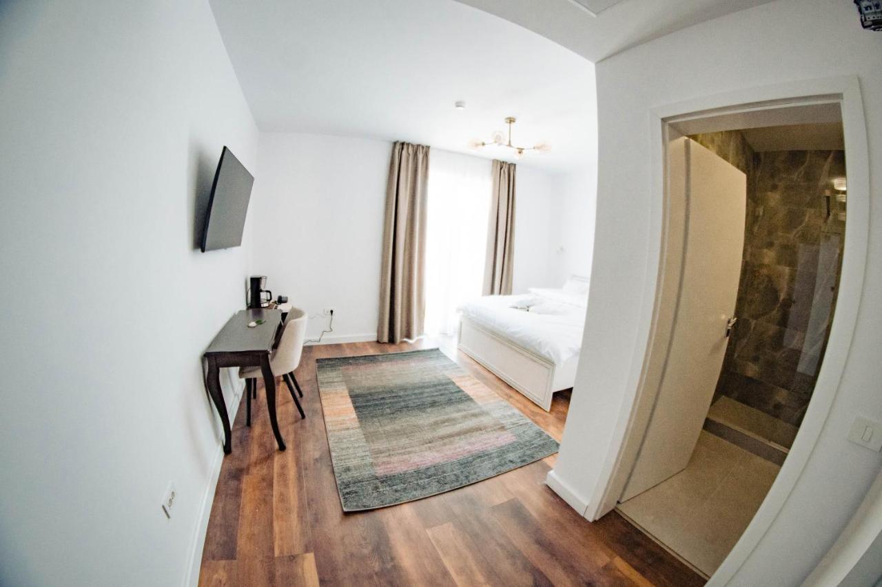 Hotel B4 Орадя Екстер'єр фото