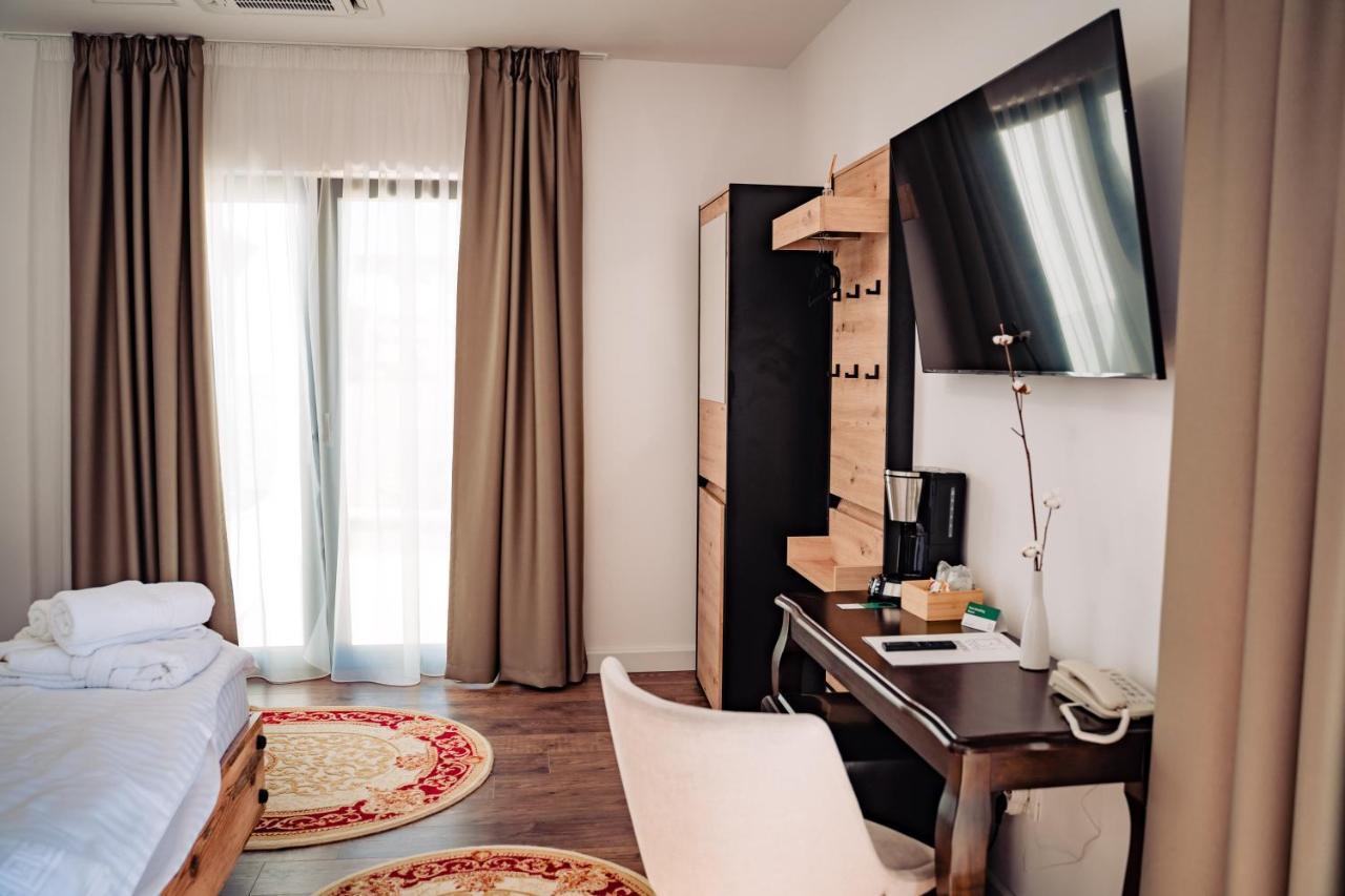 Hotel B4 Орадя Екстер'єр фото