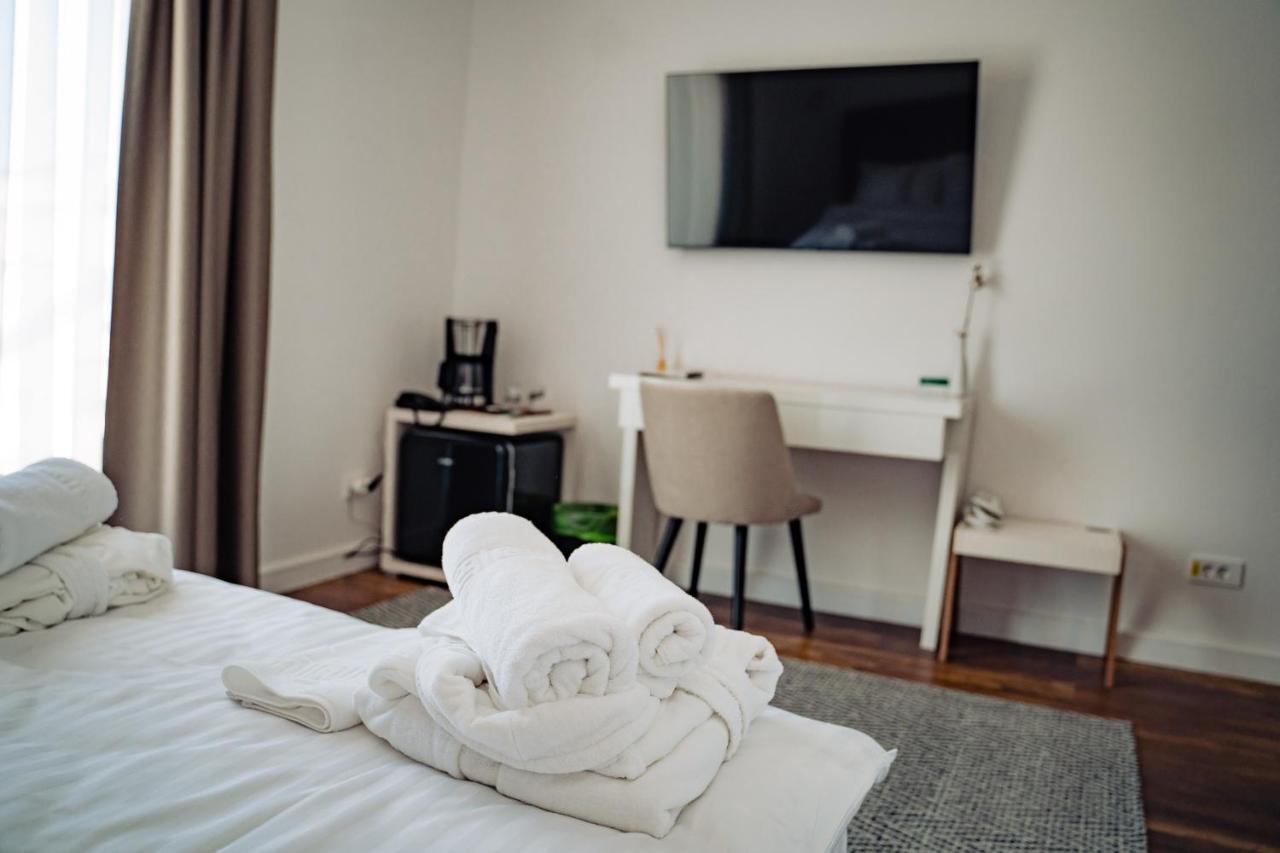 Hotel B4 Орадя Екстер'єр фото