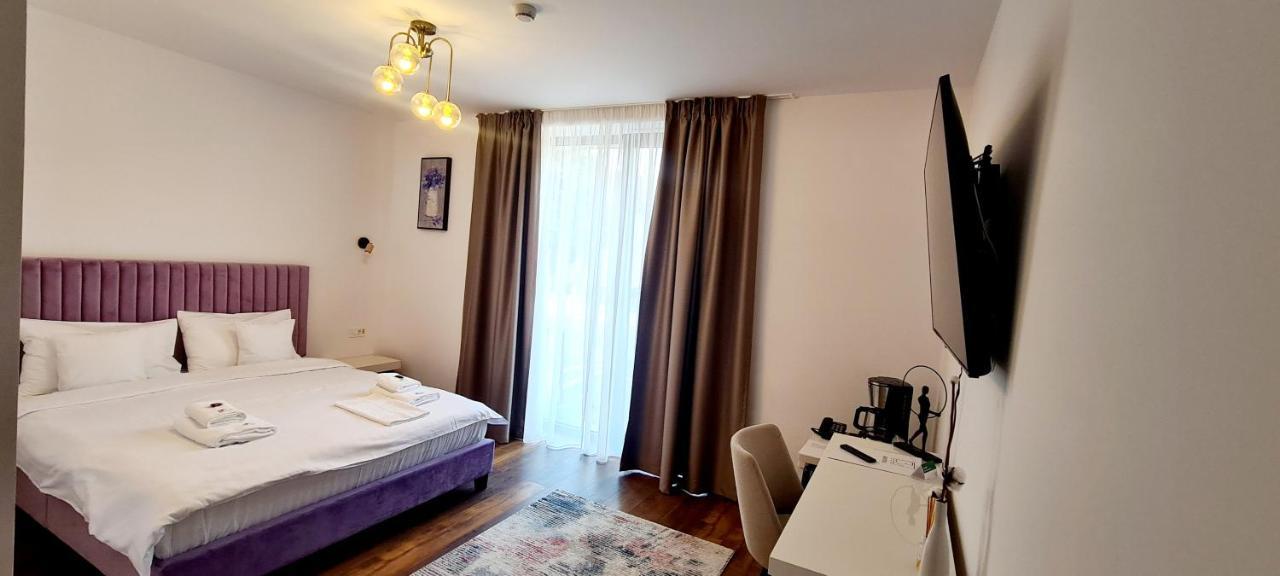 Hotel B4 Орадя Екстер'єр фото