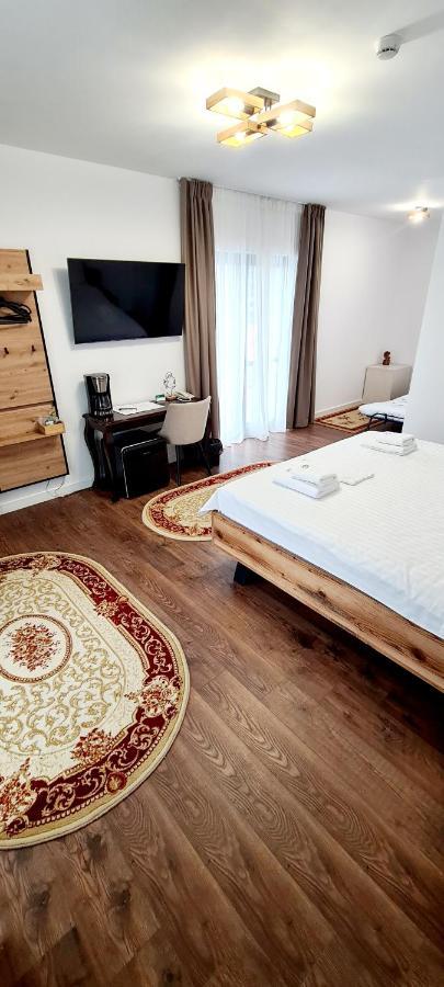 Hotel B4 Орадя Екстер'єр фото