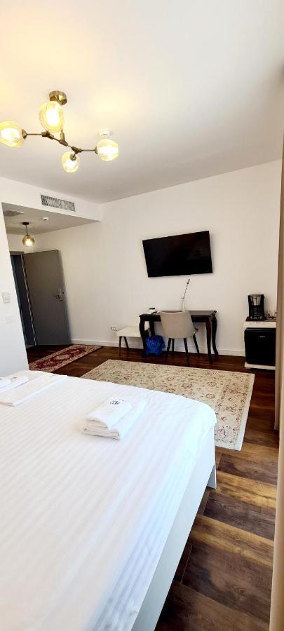Hotel B4 Орадя Екстер'єр фото