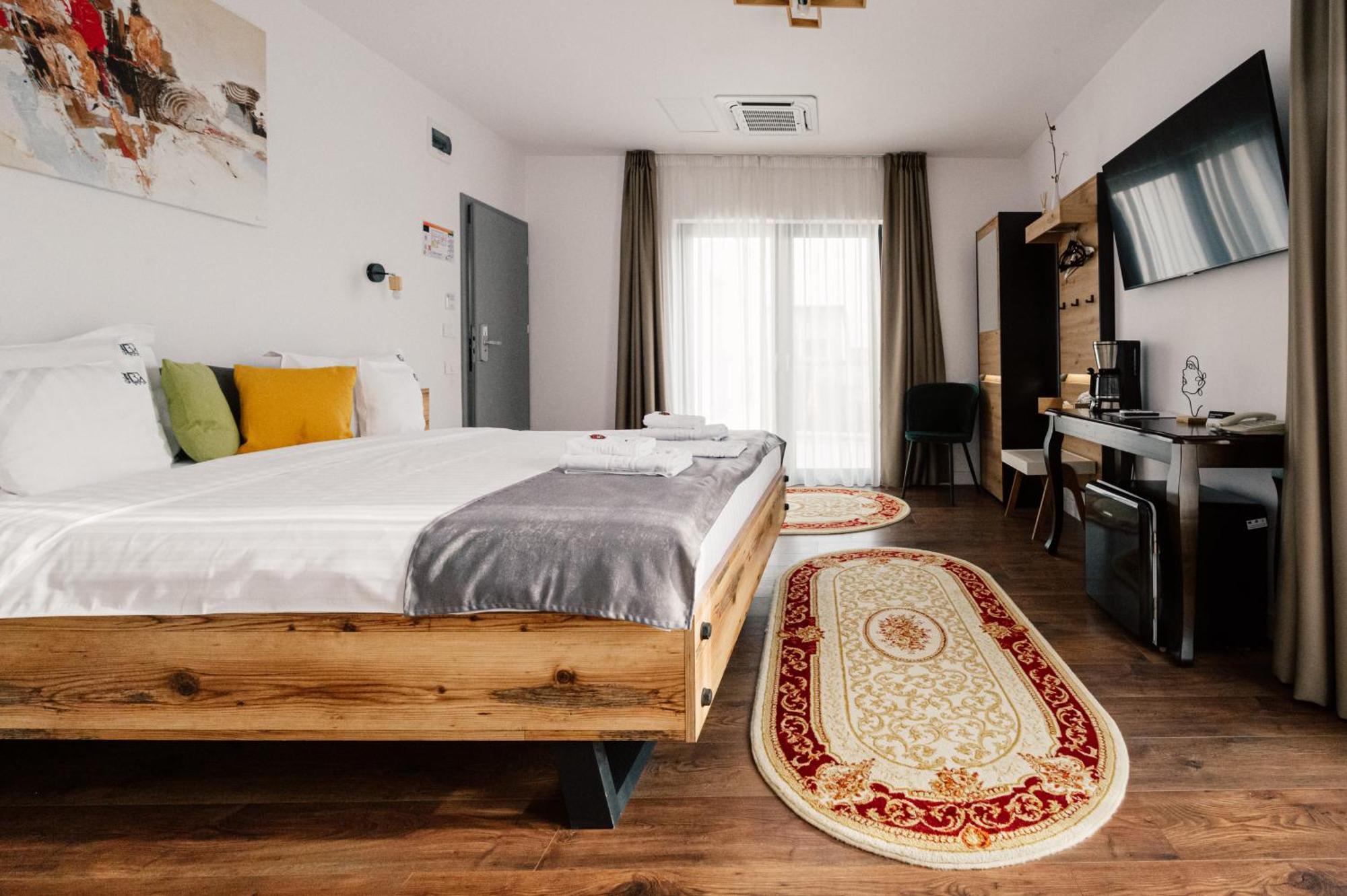 Hotel B4 Орадя Екстер'єр фото